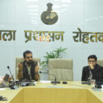 रोहतक मे अधिकारी सभी पोर्टलों पर प्राप्त शिकायतों का तुरंत करें निपटारा :- अतिरिक्त उपायुक्त नरेंद्र कुमार,विभागाध्यक्ष सप्ताह में दो बार करें समीक्षा